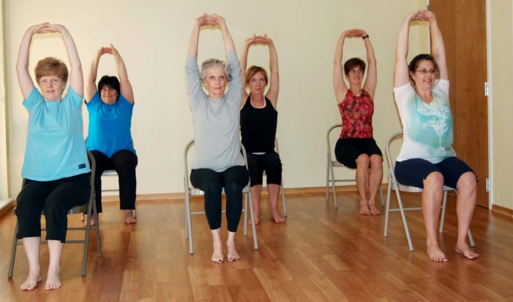 Personne en train de faire du Yoga sur chaise